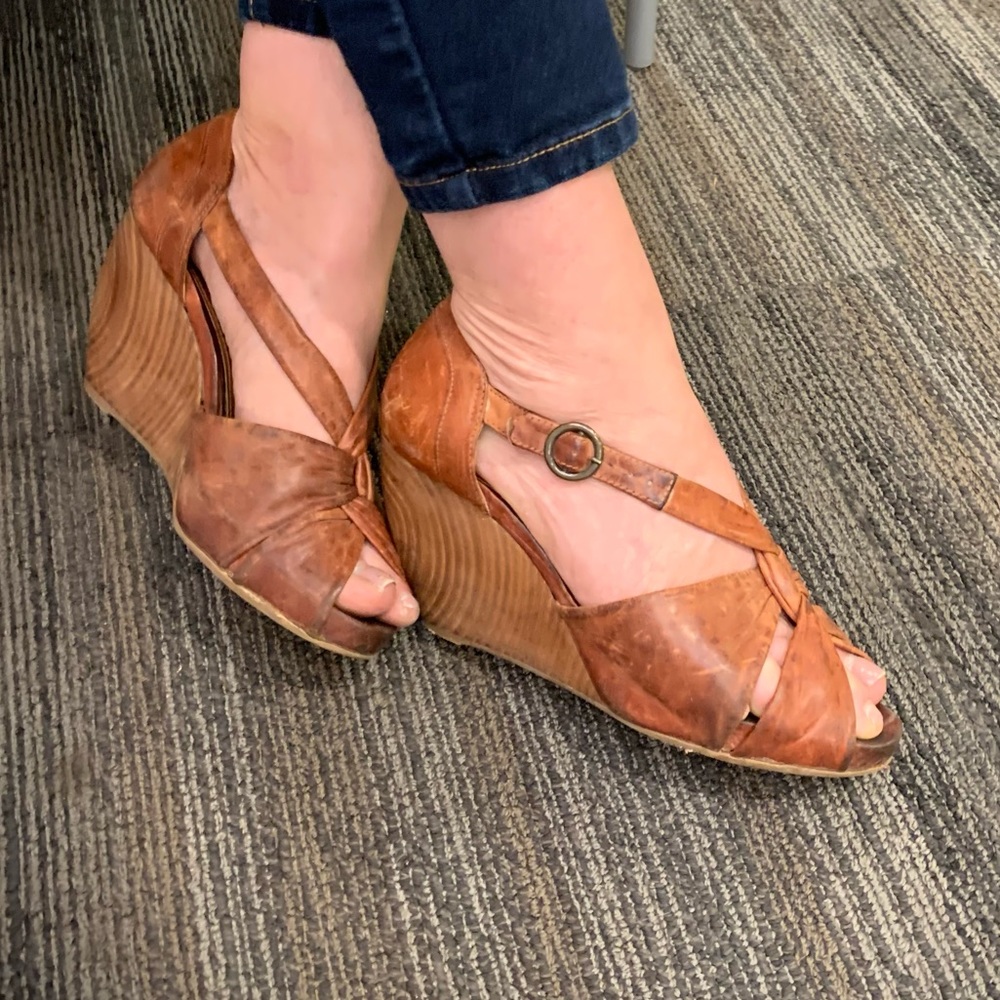 Anthropologie leather twist peep toe wooden heel 8